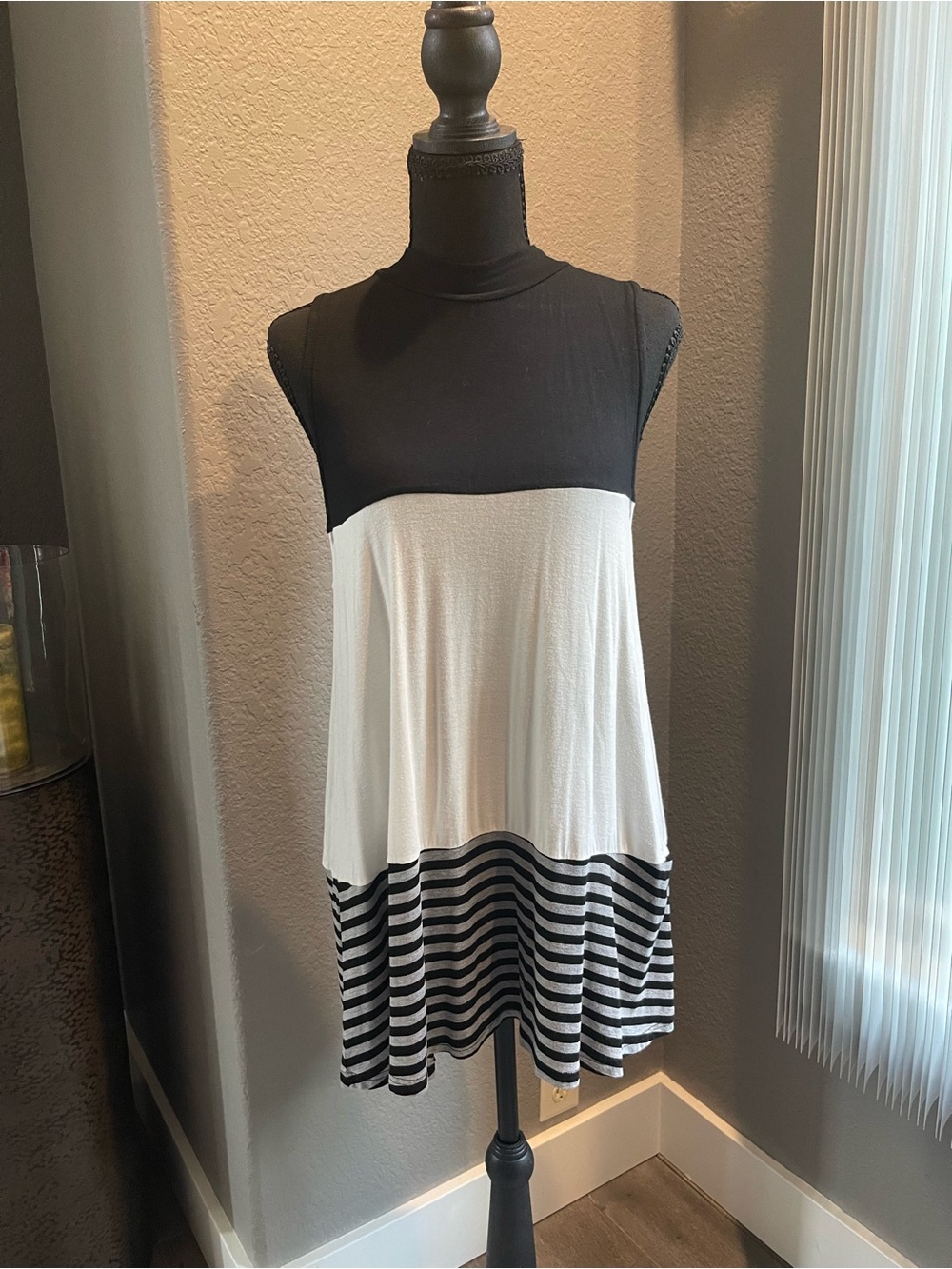 HYFVE - Sleeveless Black and White Colorblock Swing Tank